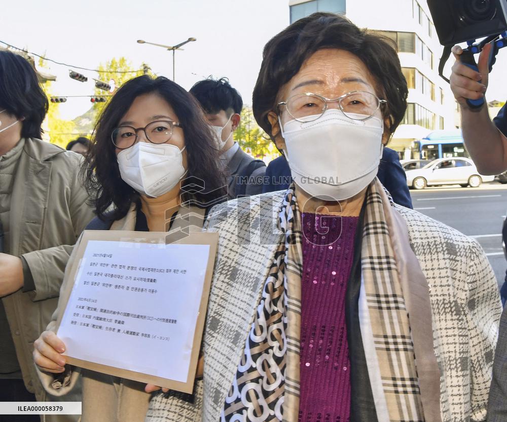Issue of wartime "comfort women"