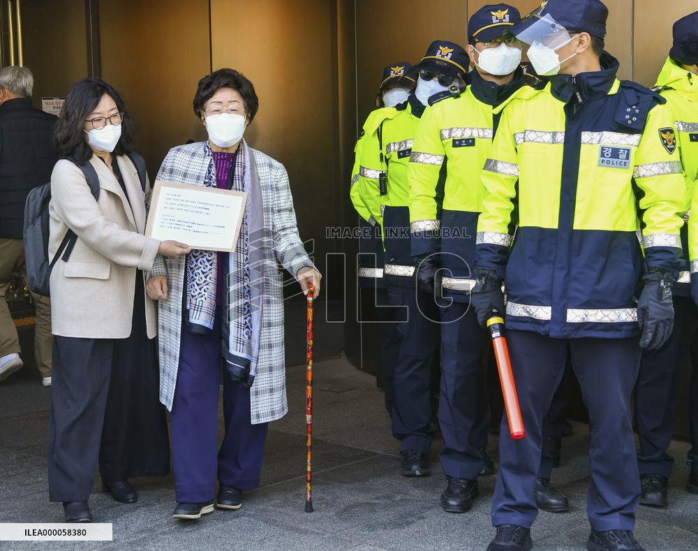 Issue of wartime "comfort women"