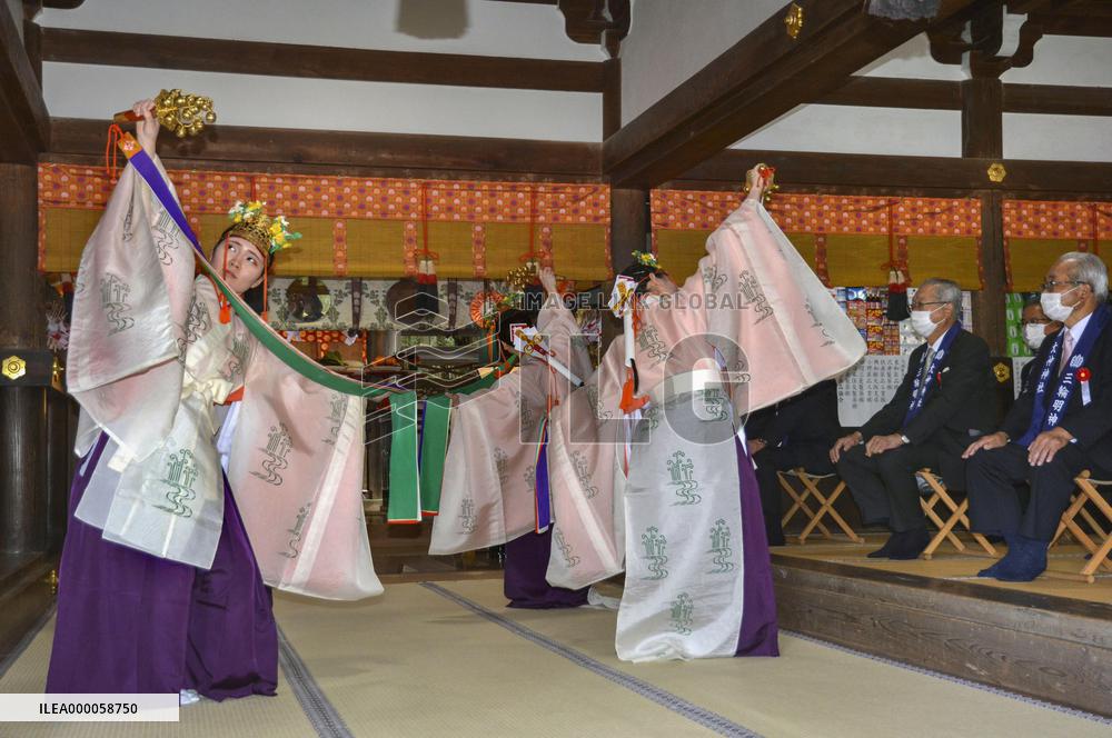 Ritual for end of epidemic at western Japan shrine