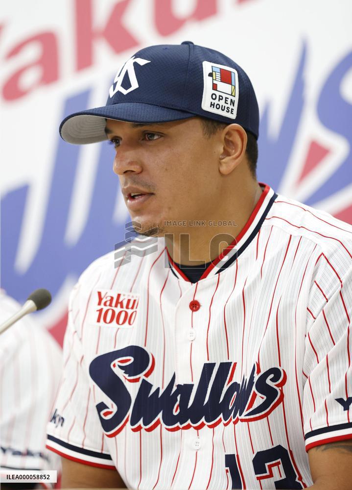 Baseball: Jose Osuna introduced by Yakult