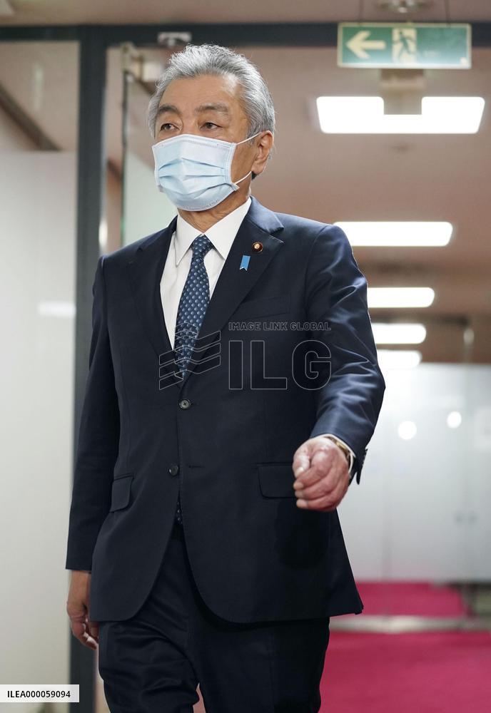 Lawmaker in scandal over bar visits amid COVID emergency