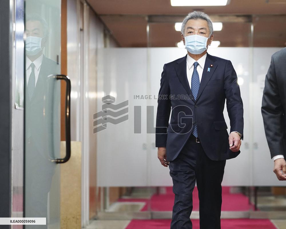 Lawmaker in scandal over bar visits amid COVID emergency