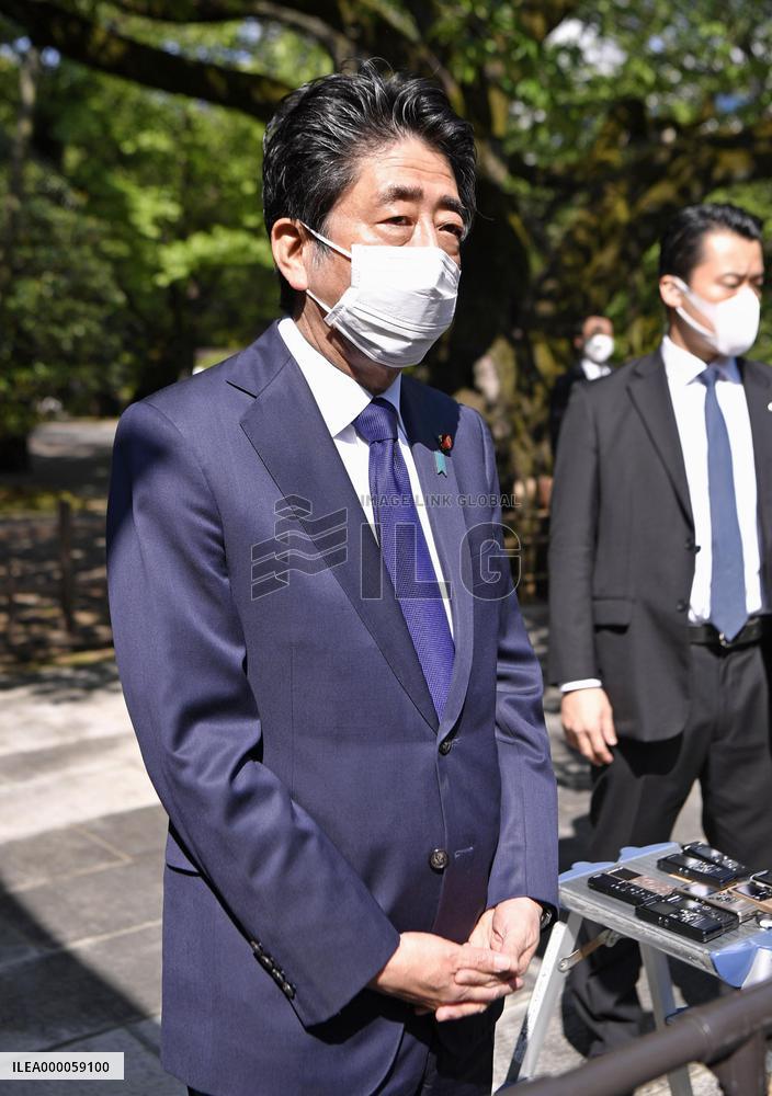 Ex-PM Abe visits war-linked Yasukuni shrine