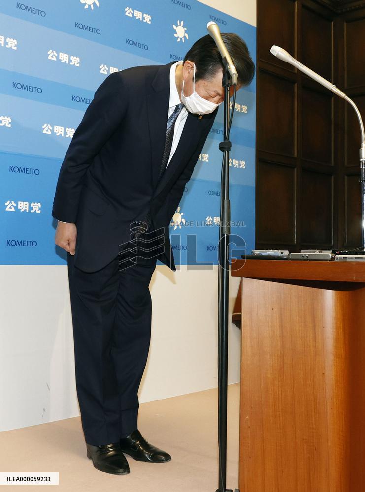 Lawmaker quits over hostess bar visit amid virus emergency