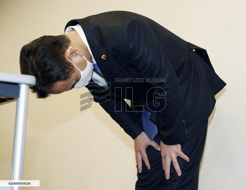 Lawmaker quits over hostess bar visit amid virus emergency