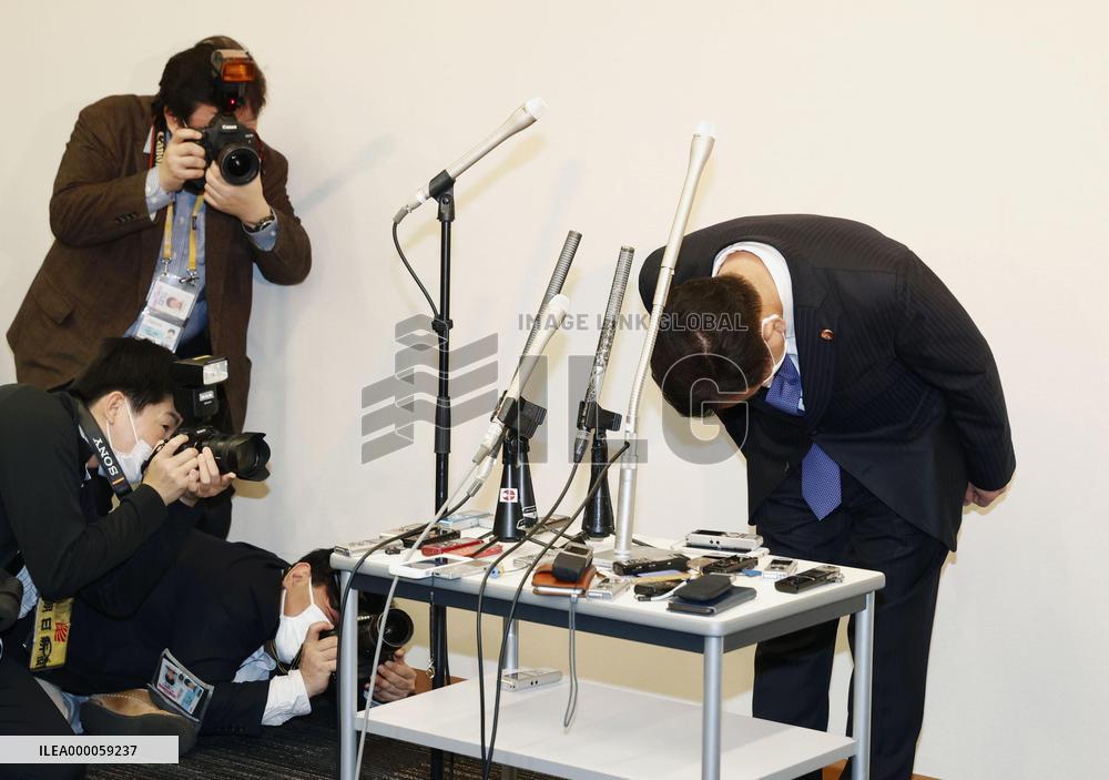 Lawmaker quits over hostess bar visit amid virus emergency