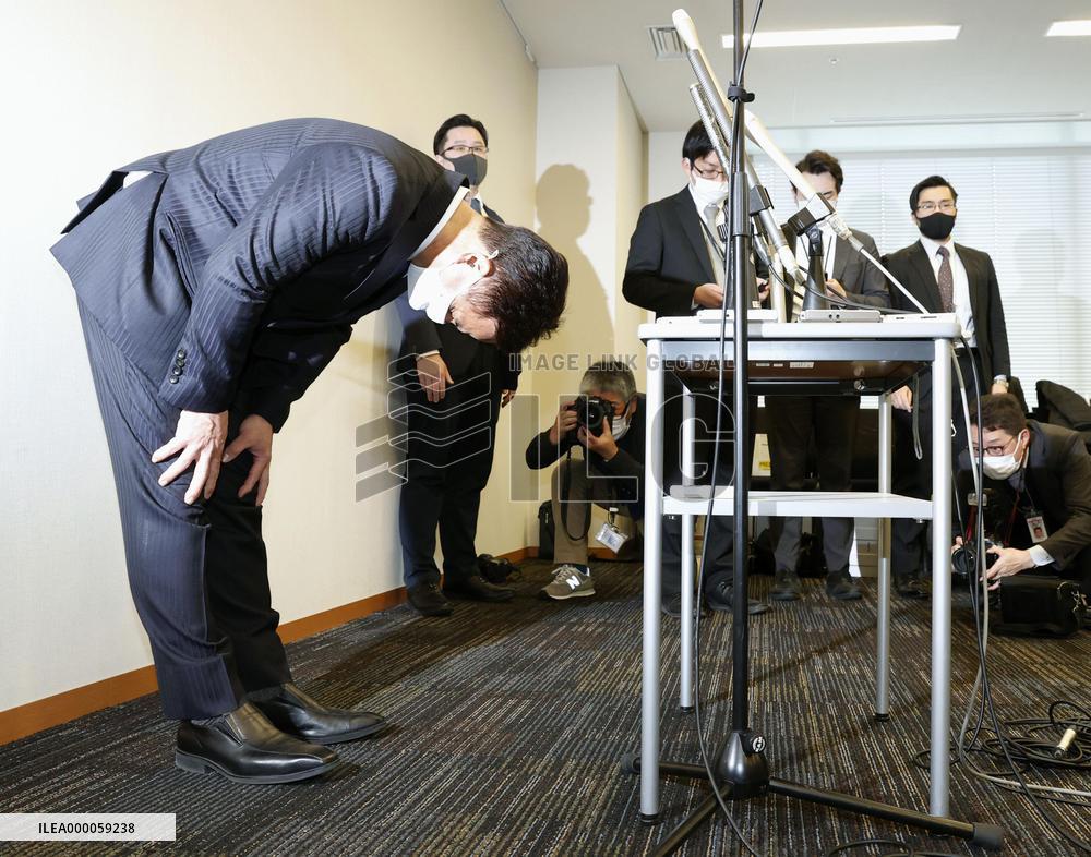 Lawmaker quits over hostess bar visit amid virus emergency