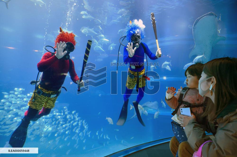 Divers posing as "oni" demons appear at western Japan aquarium on bean-throwing day