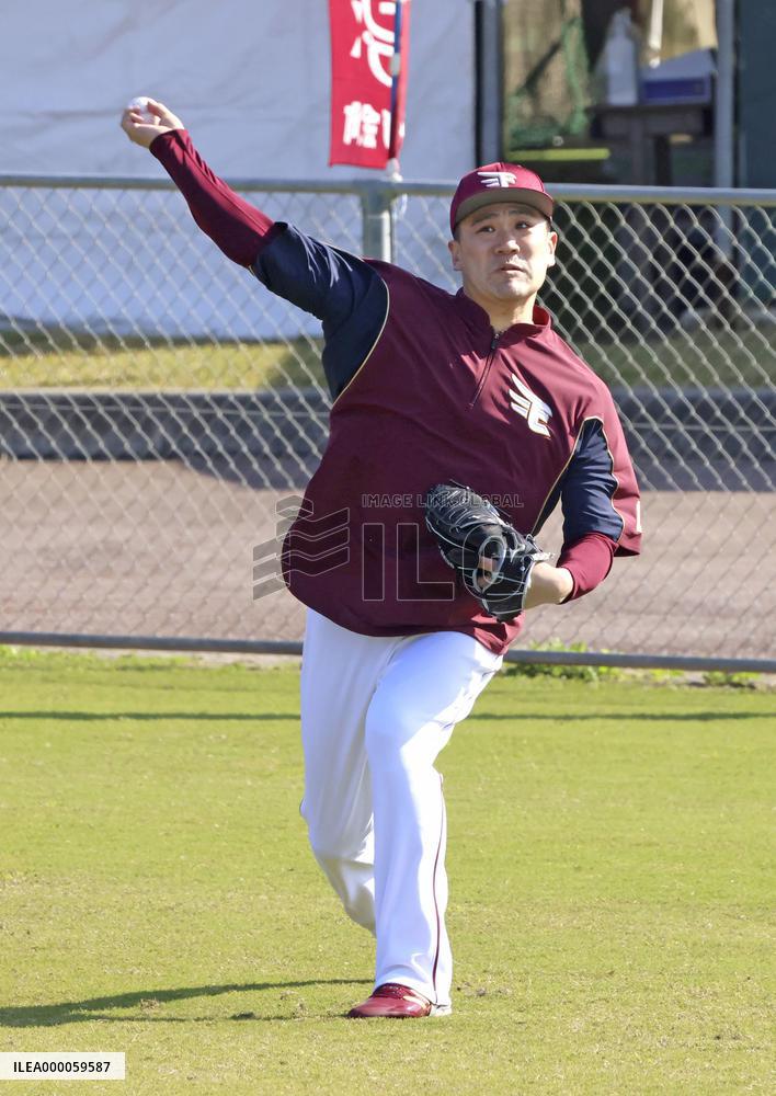 Baseball: Tanaka at Rakuten's spring training
