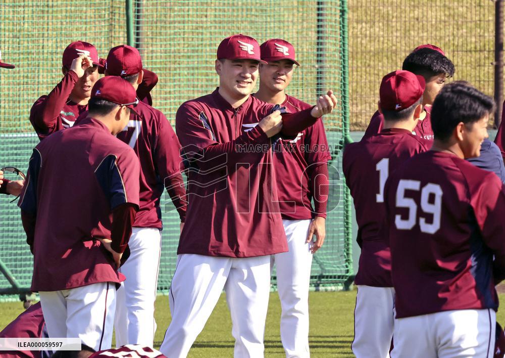 Baseball: Tanaka at Rakuten's spring training