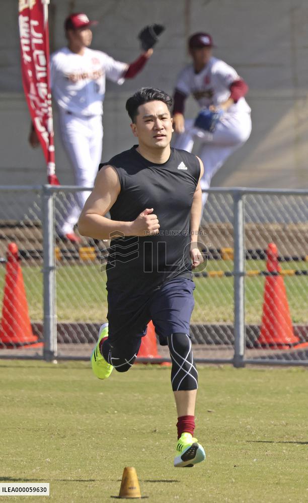 Baseball: Tanaka at Rakuten's spring training
