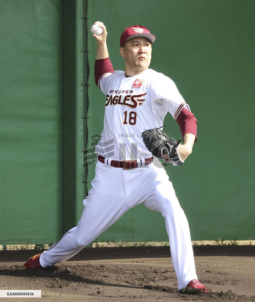 Baseball: Tanaka at Rakuten's spring training
