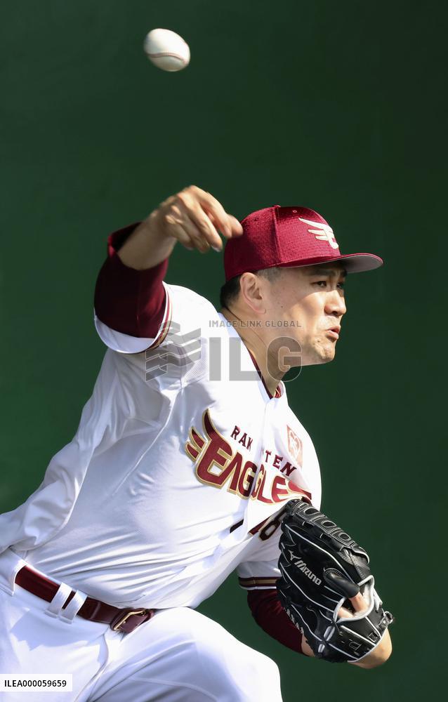 Baseball: Tanaka at Rakuten's spring training