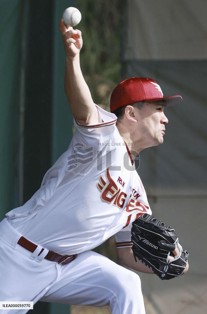 Baseball: Tanaka at Rakuten's spring training