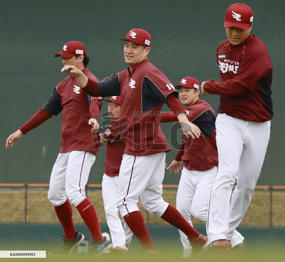Baseball: Tanaka at Rakuten's spring training
