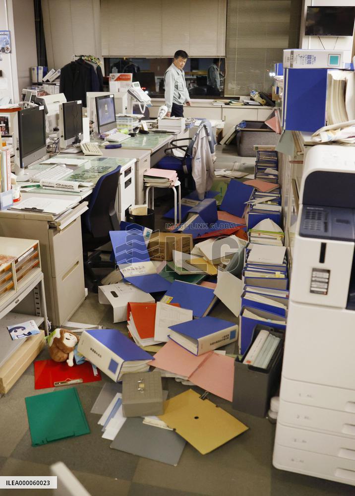 Strong quake hits northeastern Japan