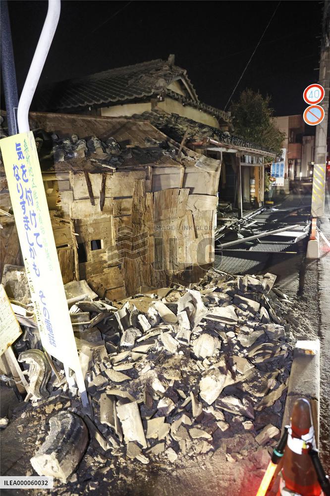 Strong quake hits northeastern Japan