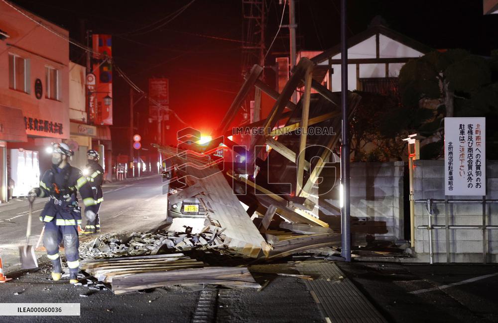 Strong quake hits northeastern Japan