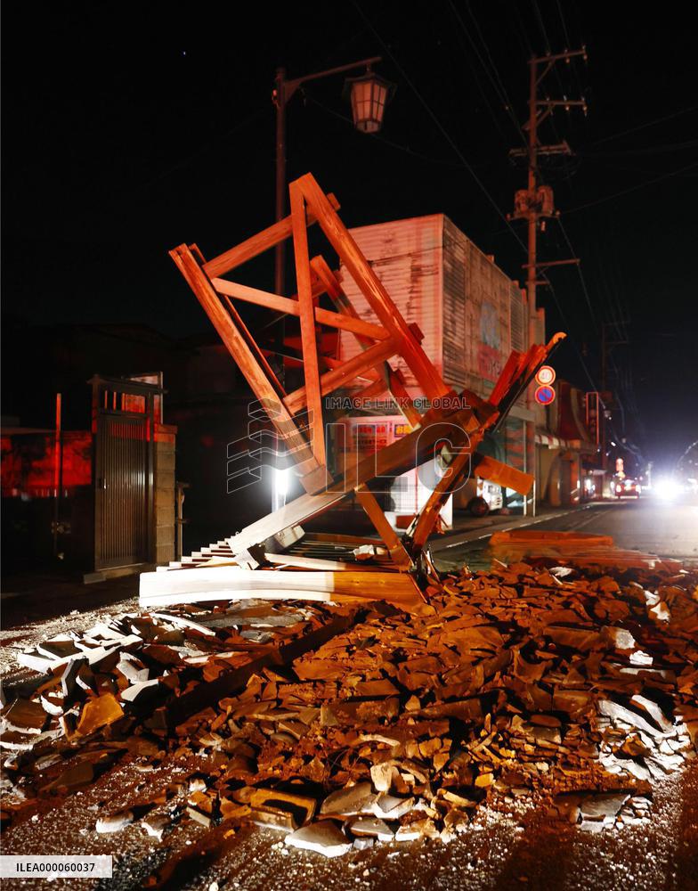 Strong quake hits northeastern Japan