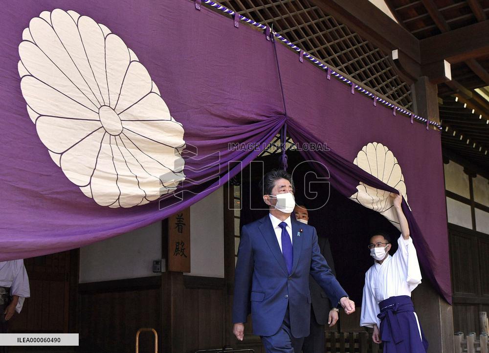 Ex-Japan PM Abe at war-linked Yasukuni shrine