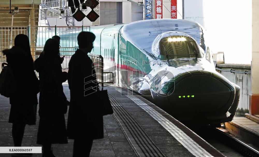 Quake-hit bullet trains resume Tokyo-northeastern Japan services