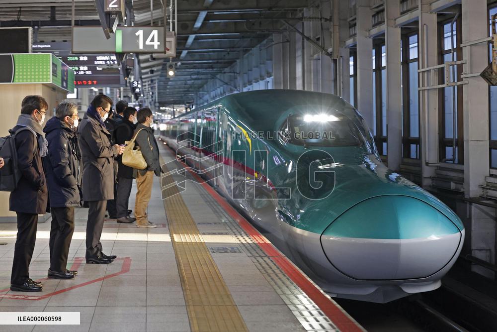 Quake-hit bullet trains resume Tokyo-northeastern Japan services