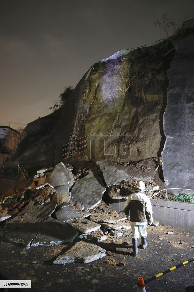 Powerful quake hits northeastern Japan