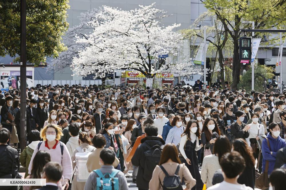 Crowded Tokyo after emergency lifting