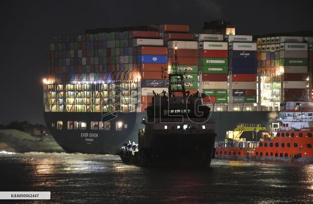 Work to dislodge ship blocking Suez Canal