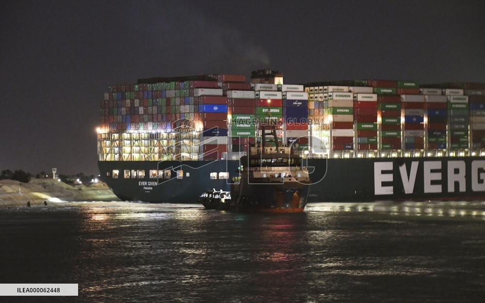 Work to dislodge ship blocking Suez Canal