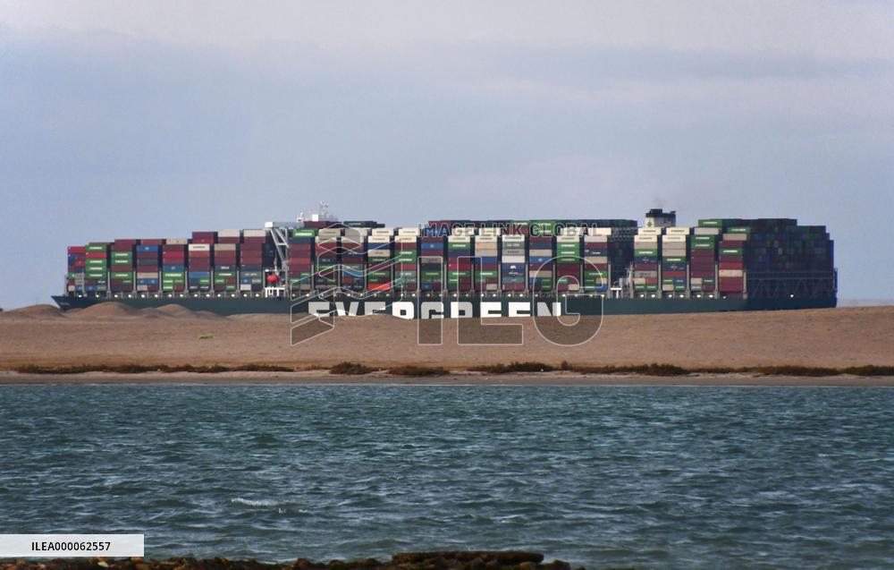 Stranded ship in Suez Canal refloated