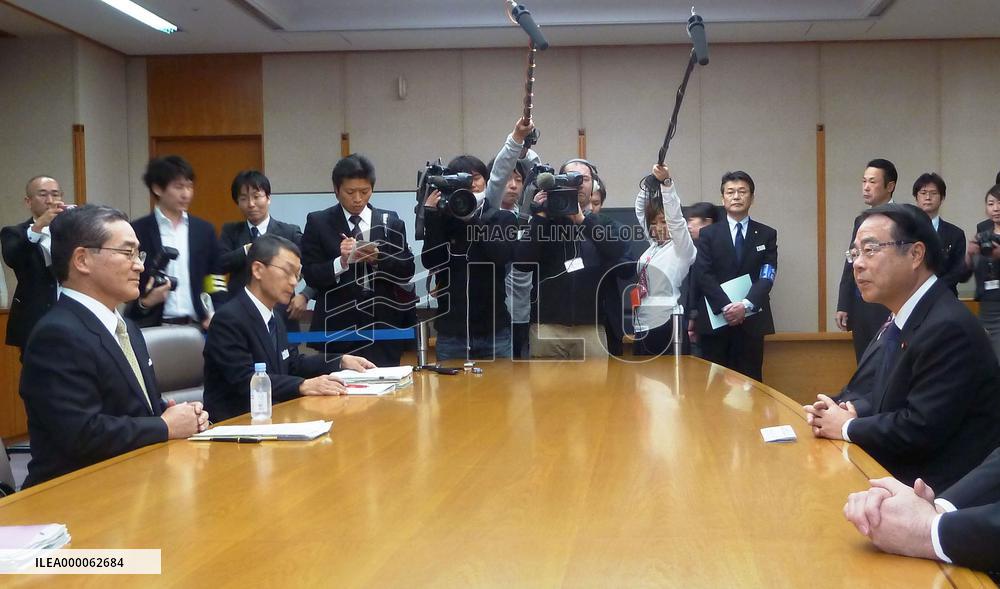 Nuclear emergency minister meets Kagoshima governor