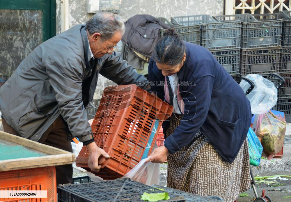 Athens woman gets unsold fruit from vendor
