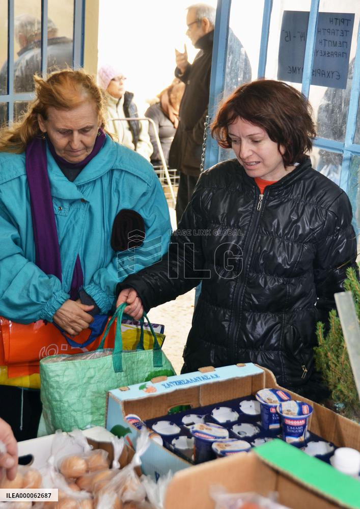 Athens citizens get free food at private support center