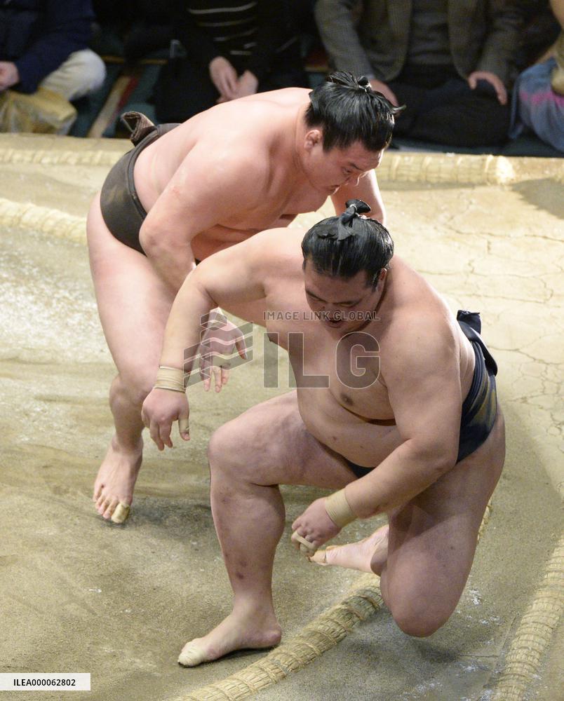 Hakuho wins record 33rd championship