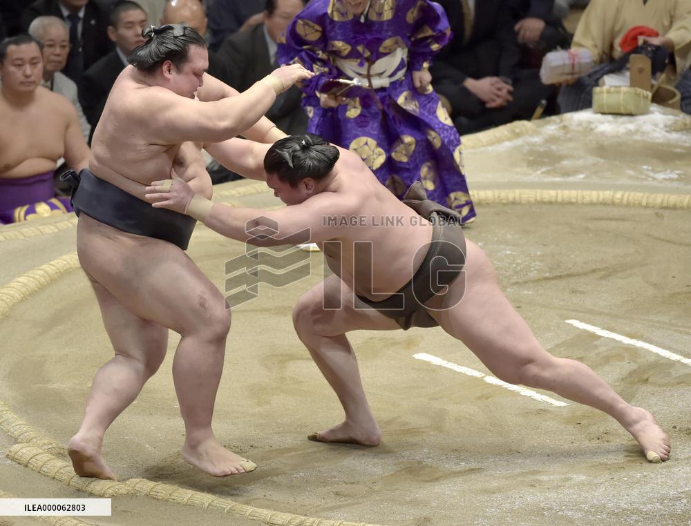 Hakuho wins record 33rd championship