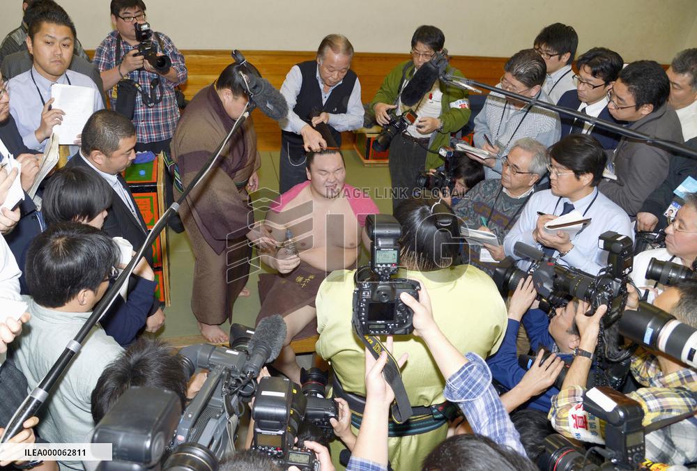 Hakuho wins record 33rd championship