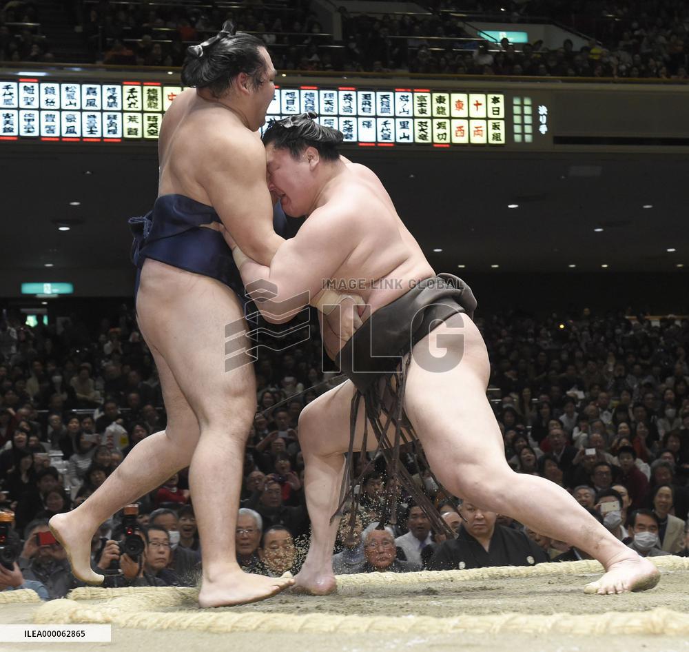 Hakuho finishes perfect at New Year sumo tournament