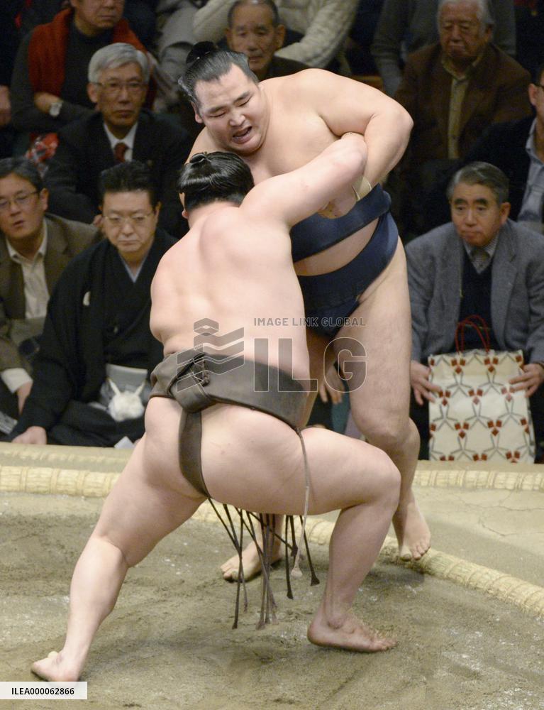 Hakuho finishes perfect at New Year sumo tournament