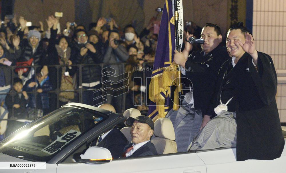 Hakuho finishes perfect at New Year sumo tournament