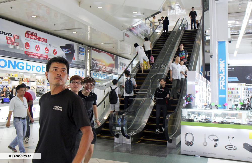 Rogue retailers target tourists in Singapore electronics square