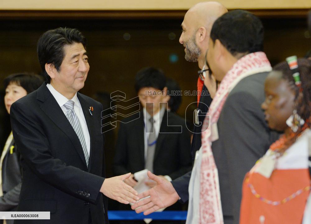 PM Abe meets world youth leaders under Japan-funded program