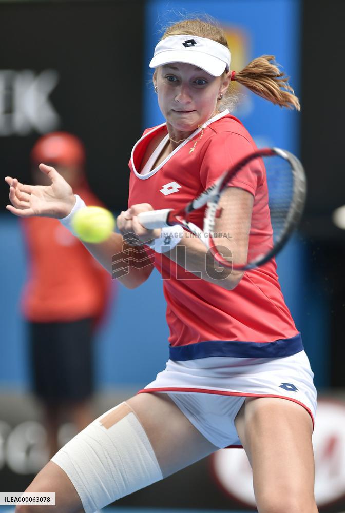 Russia's Makarova advances to semifinals at Australian Open