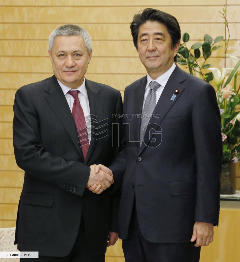 PM Abe greets Uzbekistan's first deputy premier