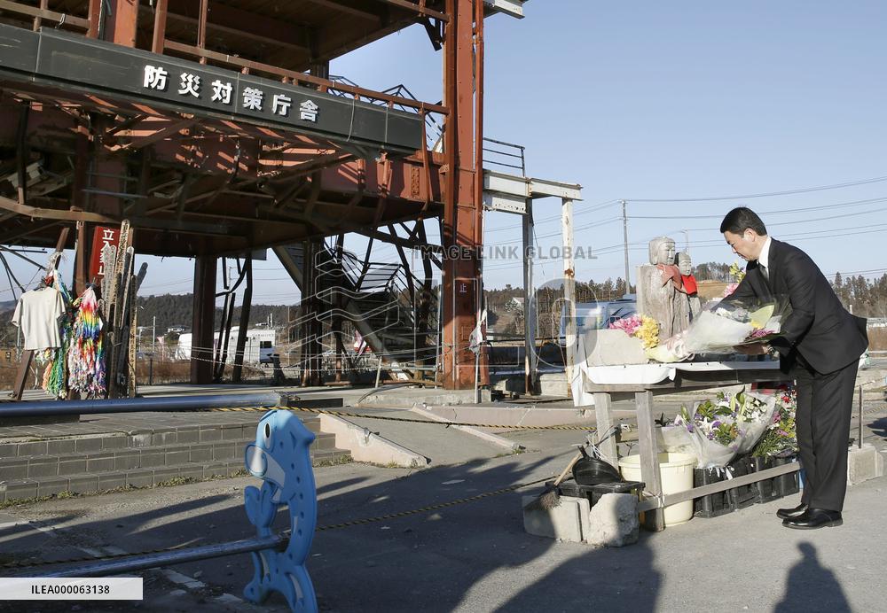 Miyagi Gov. Murai offers flowers at tsunami-ruined building