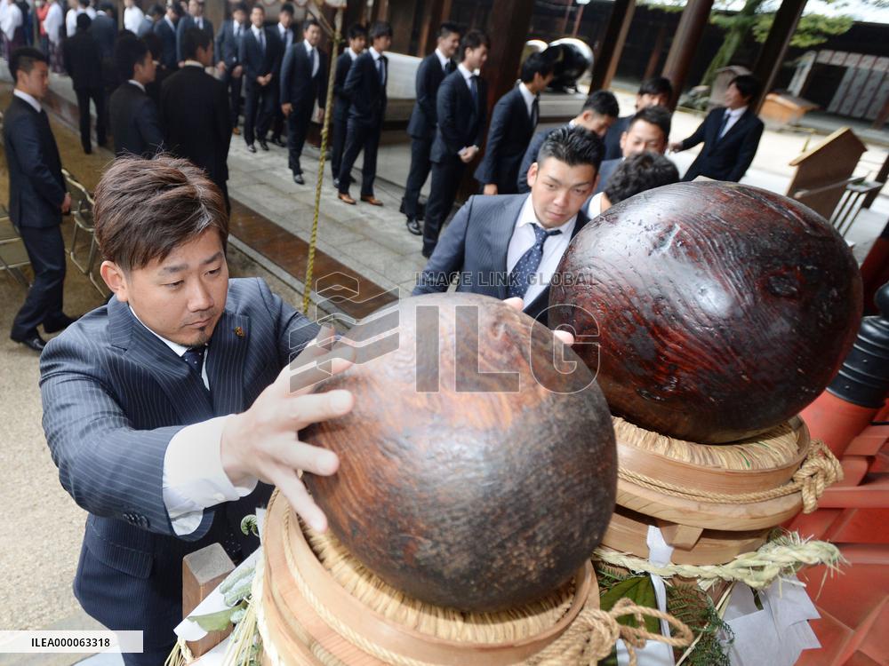Matsuzaka touches lucky ball at Fukuoka shrine