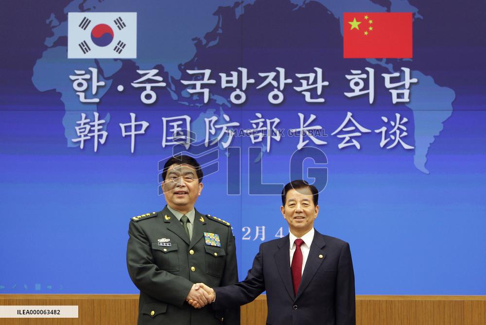S. Korean, Chinese defense ministers shake hands before talks