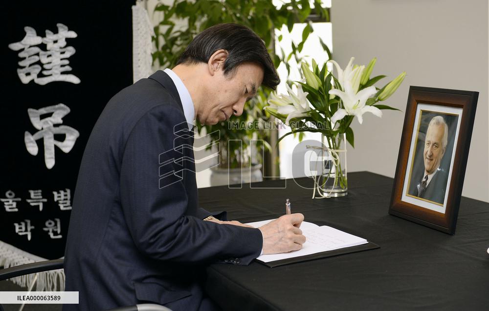 S. Korean FM Yun pays tribute to late German president in Seoul