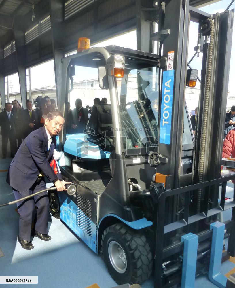 Kansai Int'l Airport starts tests on fuel cell forklifts