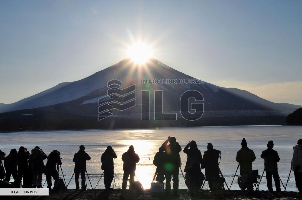 Camera buffs, tourists shoot 'Diamond Fuji' from lakeside